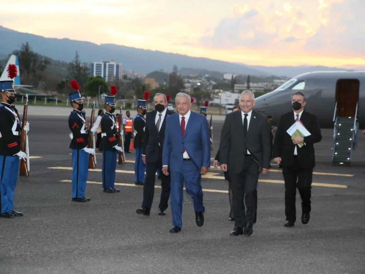 AMLO arriba a Honduras para reunirse con la presidenta Xiomara Castro