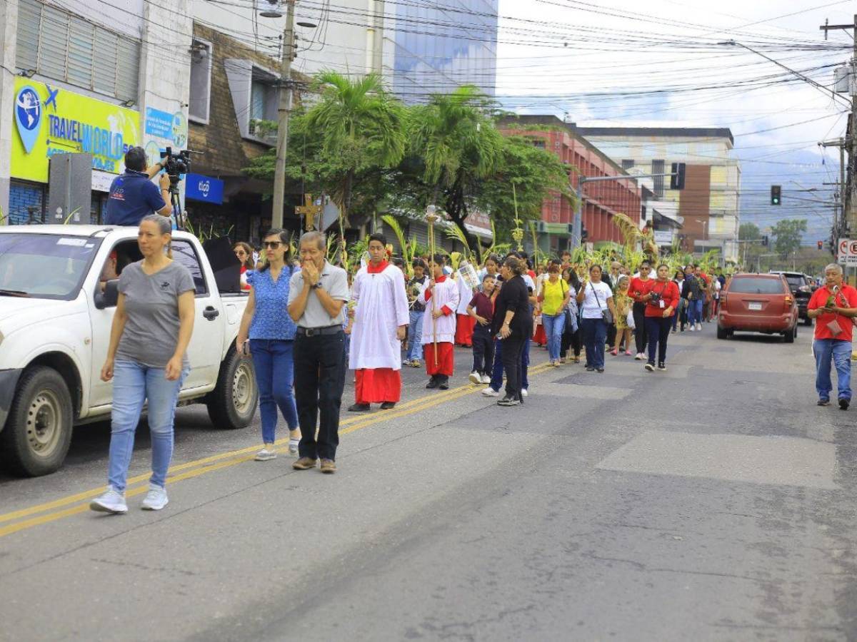 Domingo de Ramos llena de fe y tradición las calles del norte de Honduras