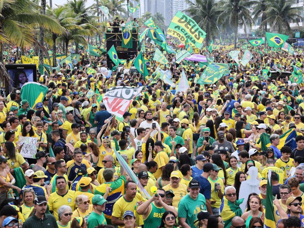 A un día de las elecciones de Brasil: fin de campaña multitudinario y empate en encuestas