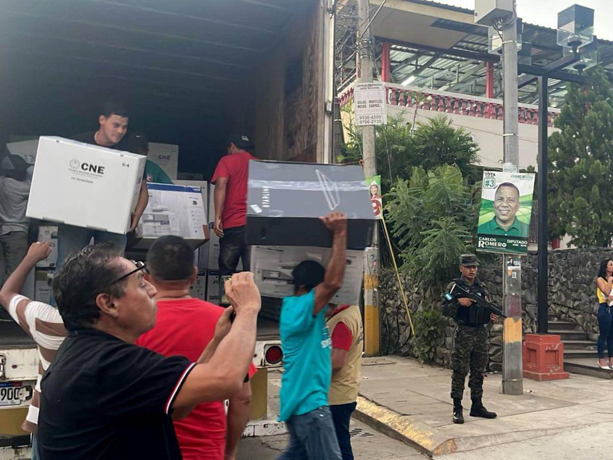 Continúa la distribución de material electoral en los diferentes centros de Cortés