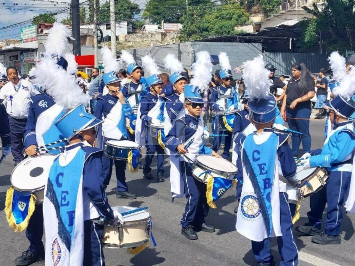 Bandas y palillonas engalanan los desfiles escolares en Tegucigalpa