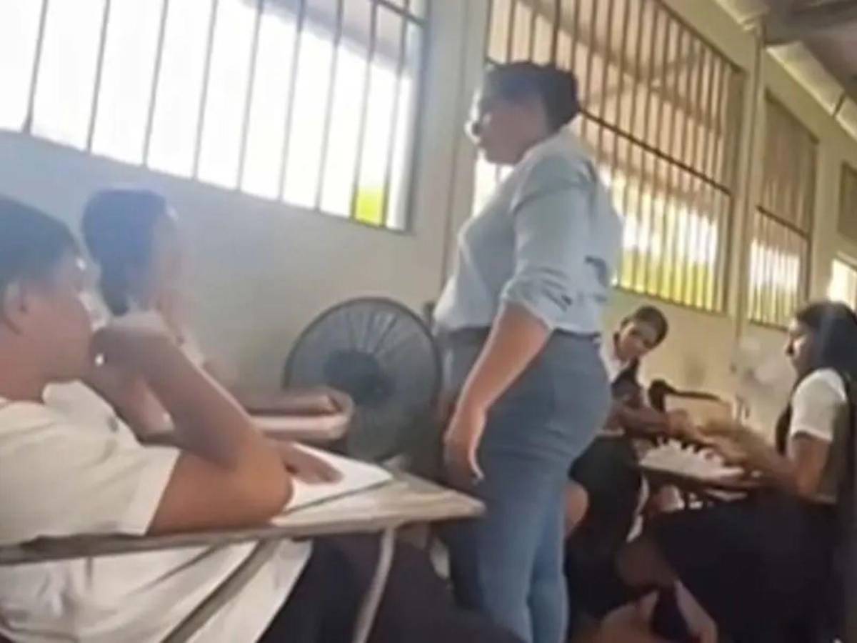 “Yo le dije que grabara; ella me golpea a la niña porque andaba el teléfono: madre de estudiante que grabó a maestra en Yoro