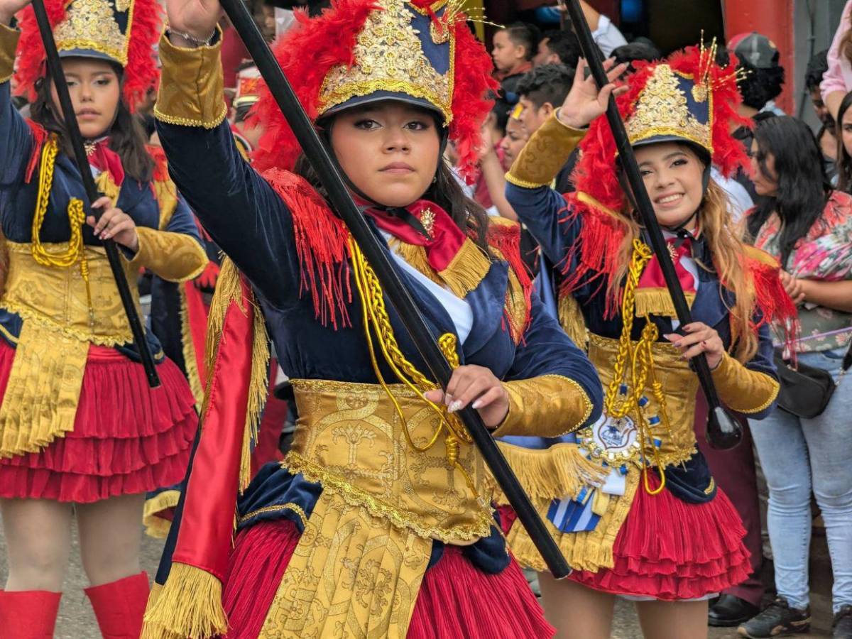 Alta costura y elegancia: palillonas de Danlí, El Paraíso, impactan con sus trajes patrióticos