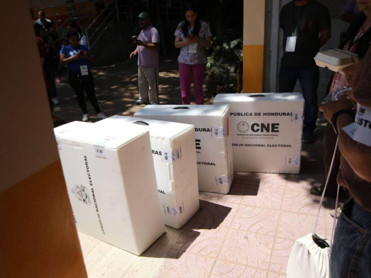 Después de 5 horas, maletas electorales llegan a la Escuela República de Nicaragua