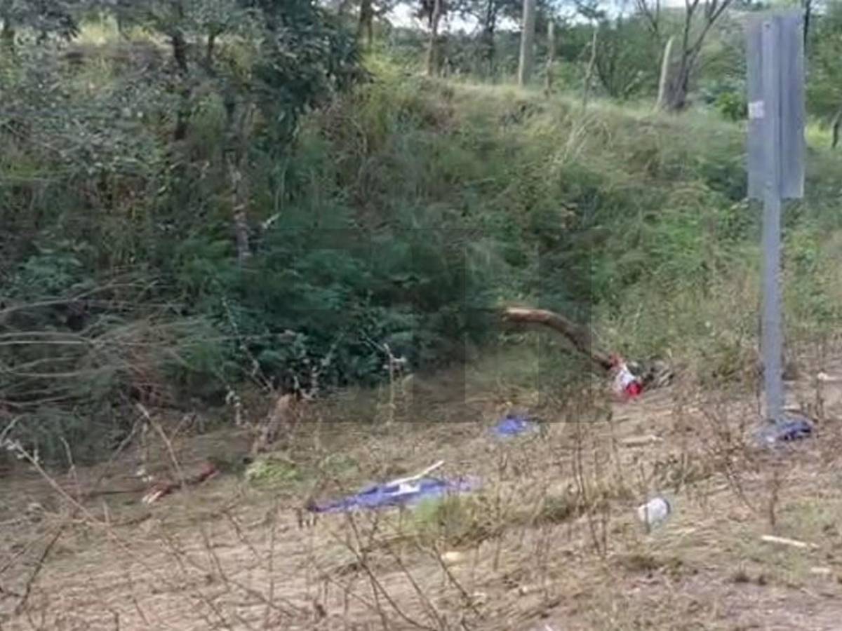 Zapatos, banderas y vidas destrozadas, evidencias en sitio del accidente en Santa Bárbara