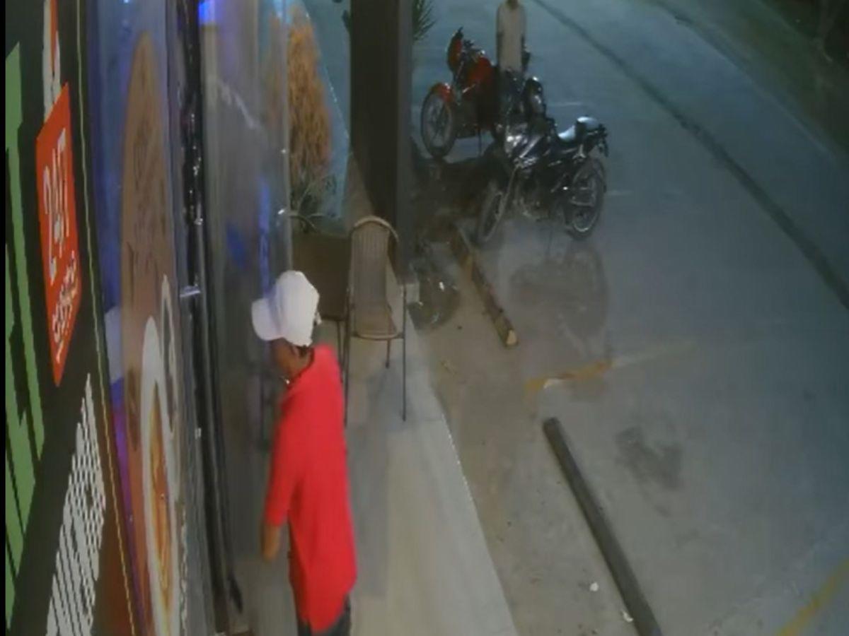 Cámaras captan asesinato a machetazos de un hombre en Colón: lo sacaron con engaños de una tienda