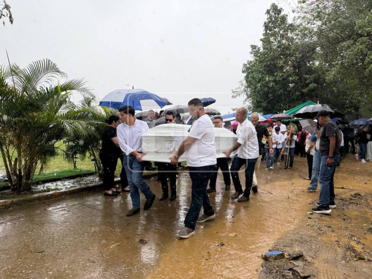 Bajo la lluvia y entre lágrimas despiden a Valeria Alvarado en El Progreso