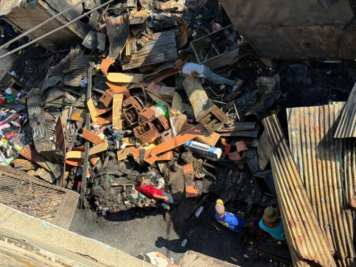 Bajo escombros quedan años de esfuerzo de vendedores tras incendio en el mercado Galindo