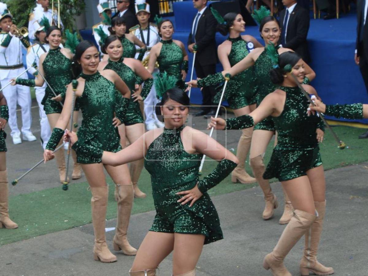 Las palillonas del Jesús Aguilar Paz deslumbran con sus brillantes trajes verdes este 15 de septiembre