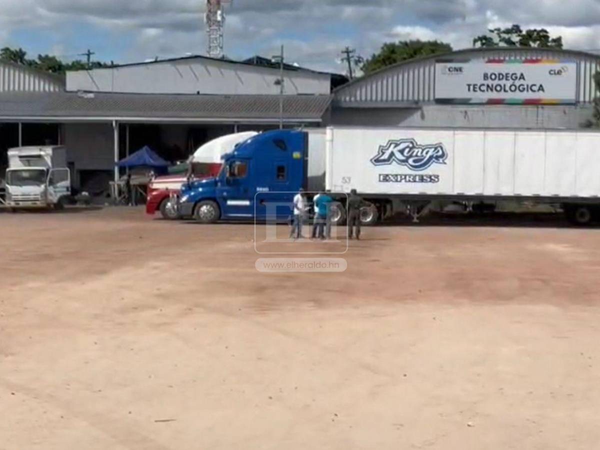 Camiones y logística lista para el inicio del despacho de material electoral