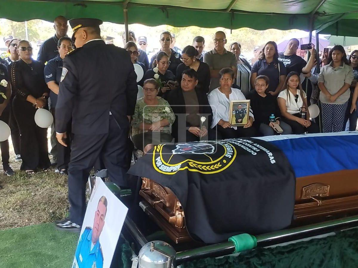 Despiden al comisario Lester Amador, uno de los cinco agentes asesinados en Corinto