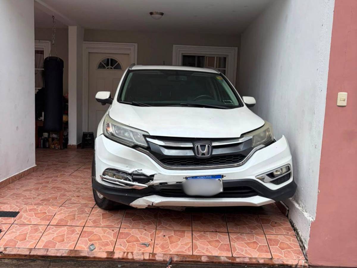 Tomó el carro de su vecino: detalles de mujer que chocó 13 carros y terminó en el Mario Mendoza