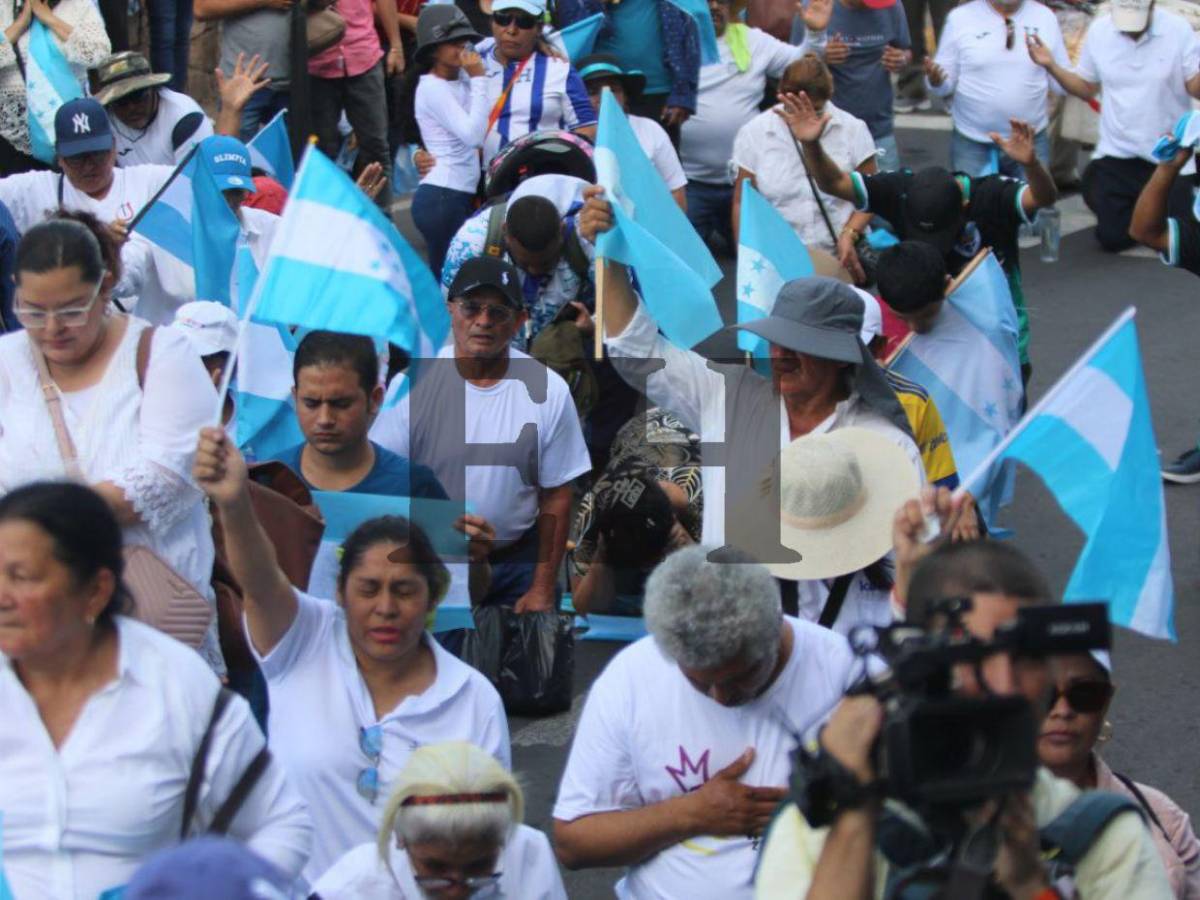 Con oraciones, cánticos y lágrimas finaliza la caminata de las iglesias en Tegucigalpa