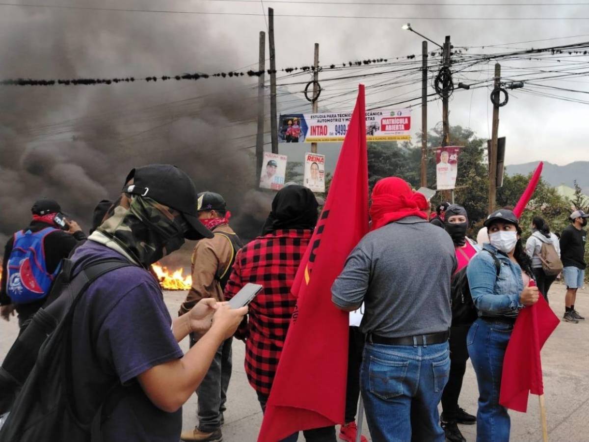 Él ganó: imágenes de caótica protesta de colectivos de Libre en la salida a Olancho