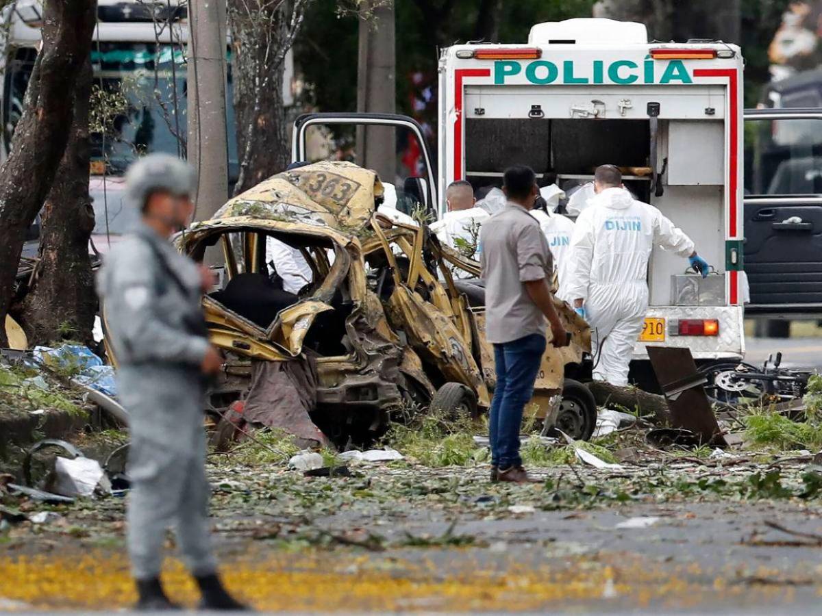 Entre sangre y escombros, familias buscan a sus muertos en carretera del Cauca