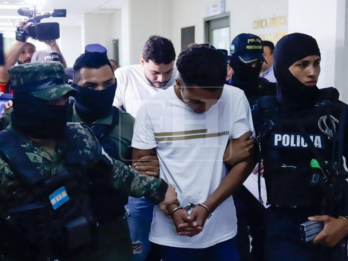 Mirando al piso llegan acusados del asesinato de Valeria Alvarado a audiencia inicial