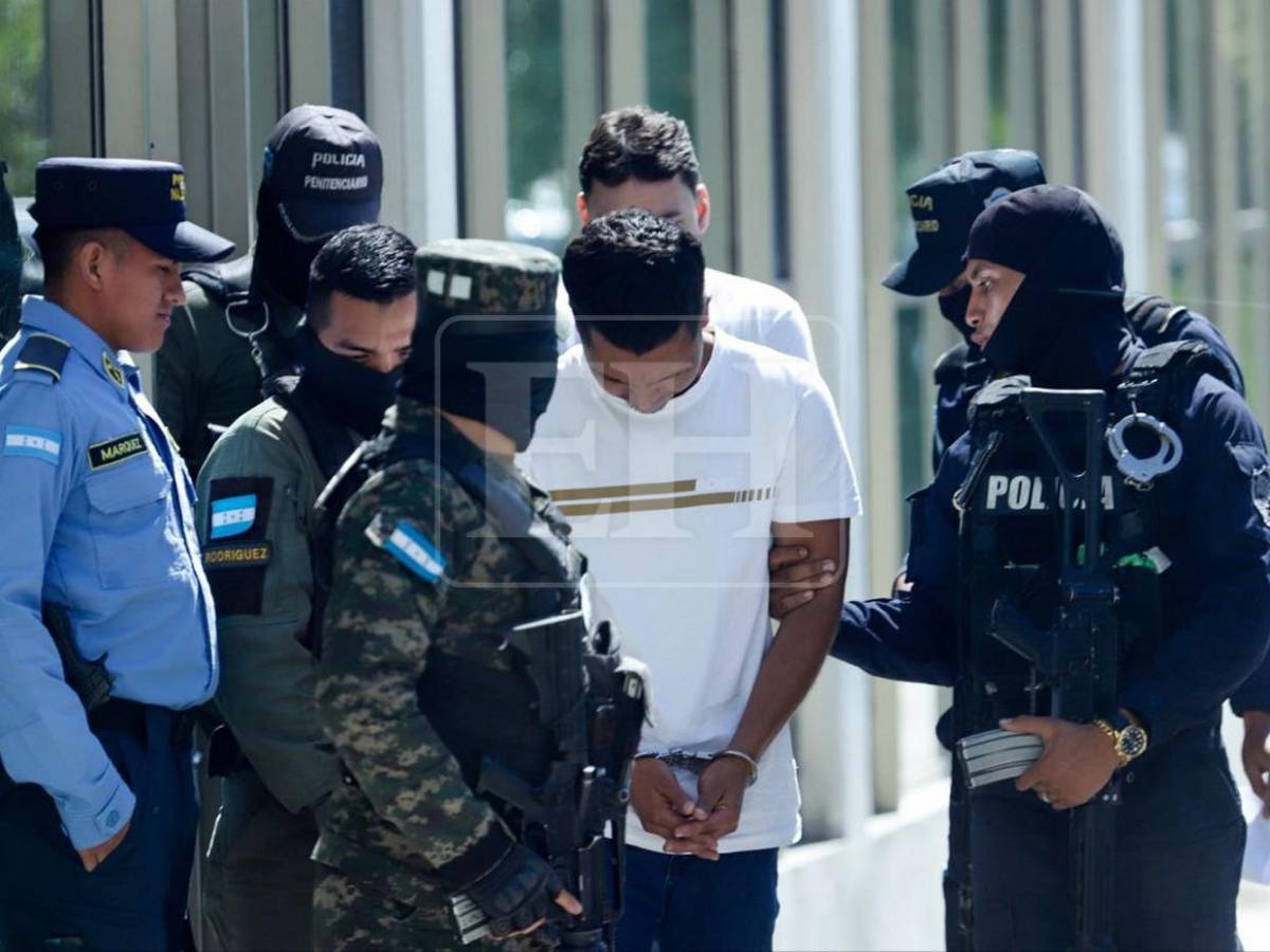 Mirando al piso llegan acusados del asesinato de Valeria Alvarado a audiencia inicial