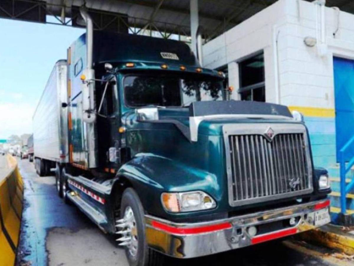 Conductor nicaragüense fallece aplastado por su propia rastra en Tegucigalpa