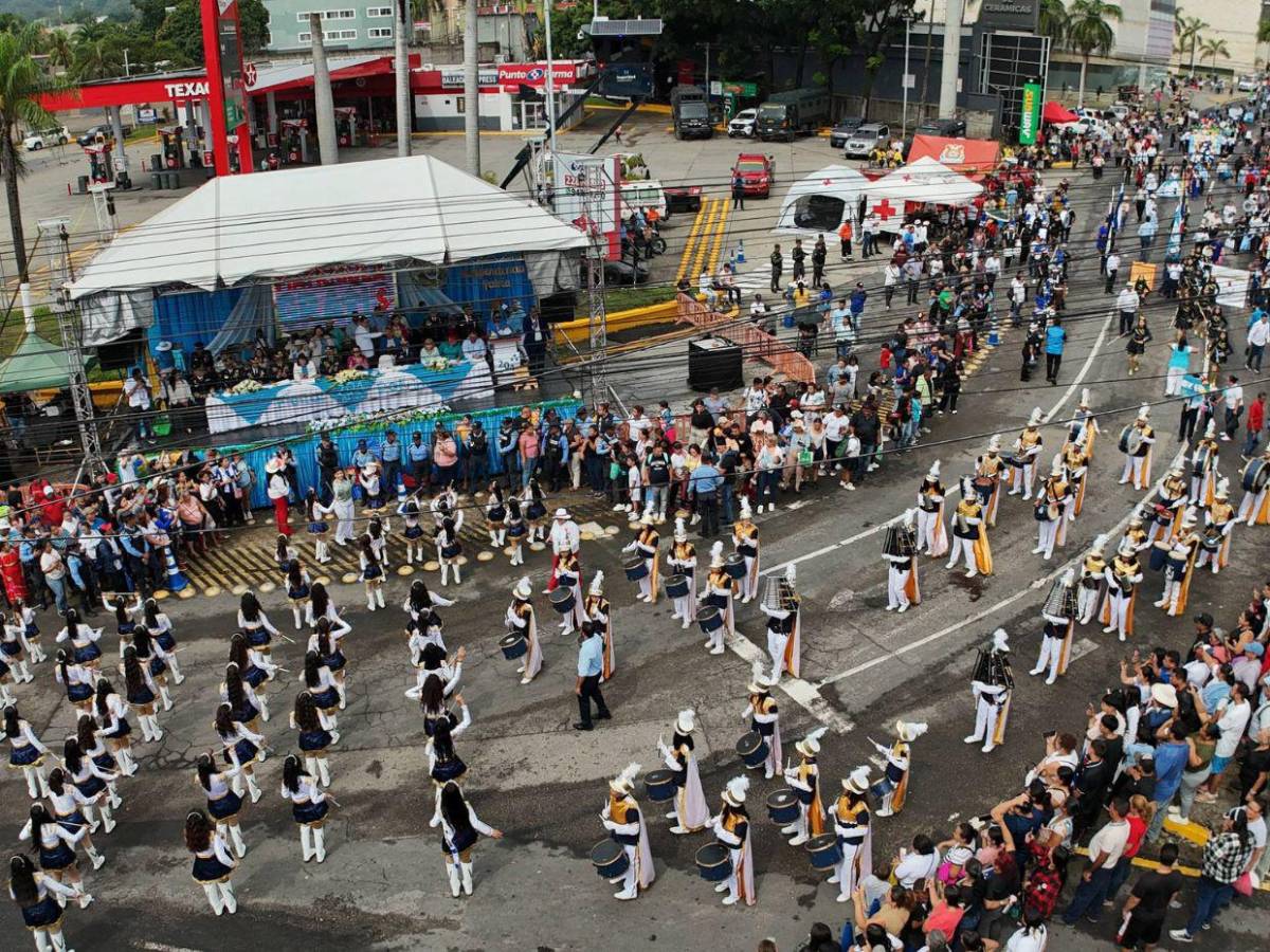 Multitudinarios desfiles se viven en San Pedro Sula