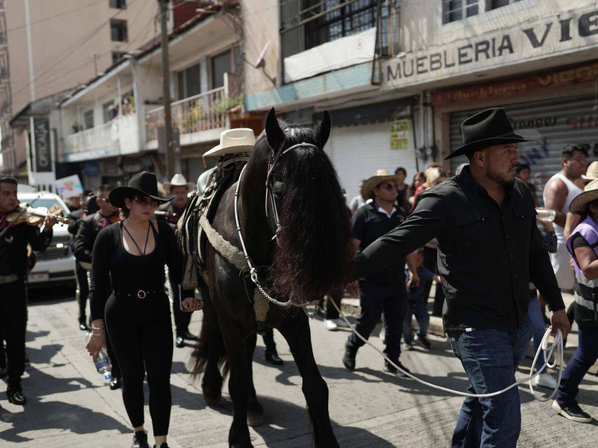 Claman justicia por asesinato de alcalde en México y exigen renuncia de Claudia Sheinbaum