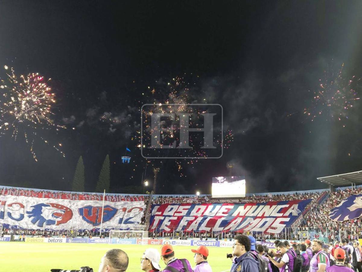 ¡Con tifo y show de luces! Así fue recibido el Olimpia en la gran final
