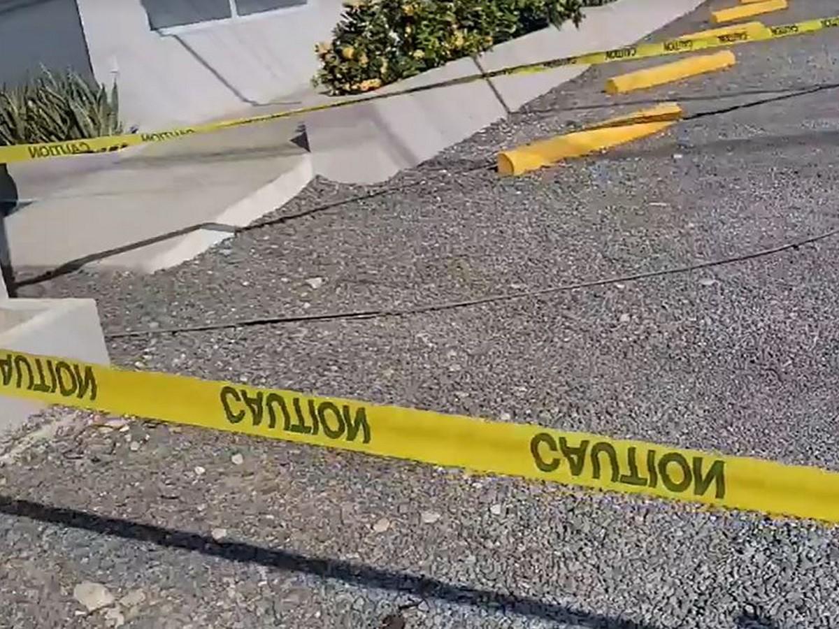 El cable de alta tensión se encontraba al alcance de los transeúntes bloqueando la entrada a la plaza comercial.