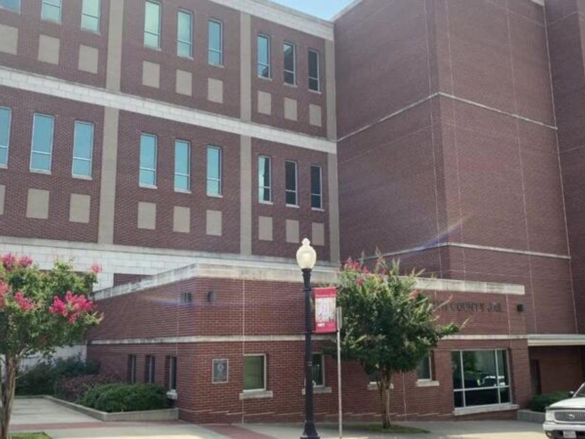 Preso mata a cocinera de cárcel y luego se quita la vida en Georgia