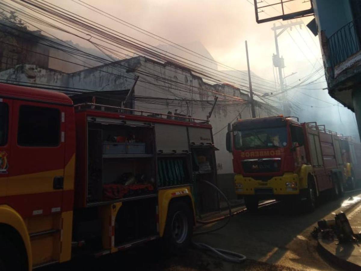 Así se contuvo el incendio que arrasó una vivienda y afectó otra en la capital