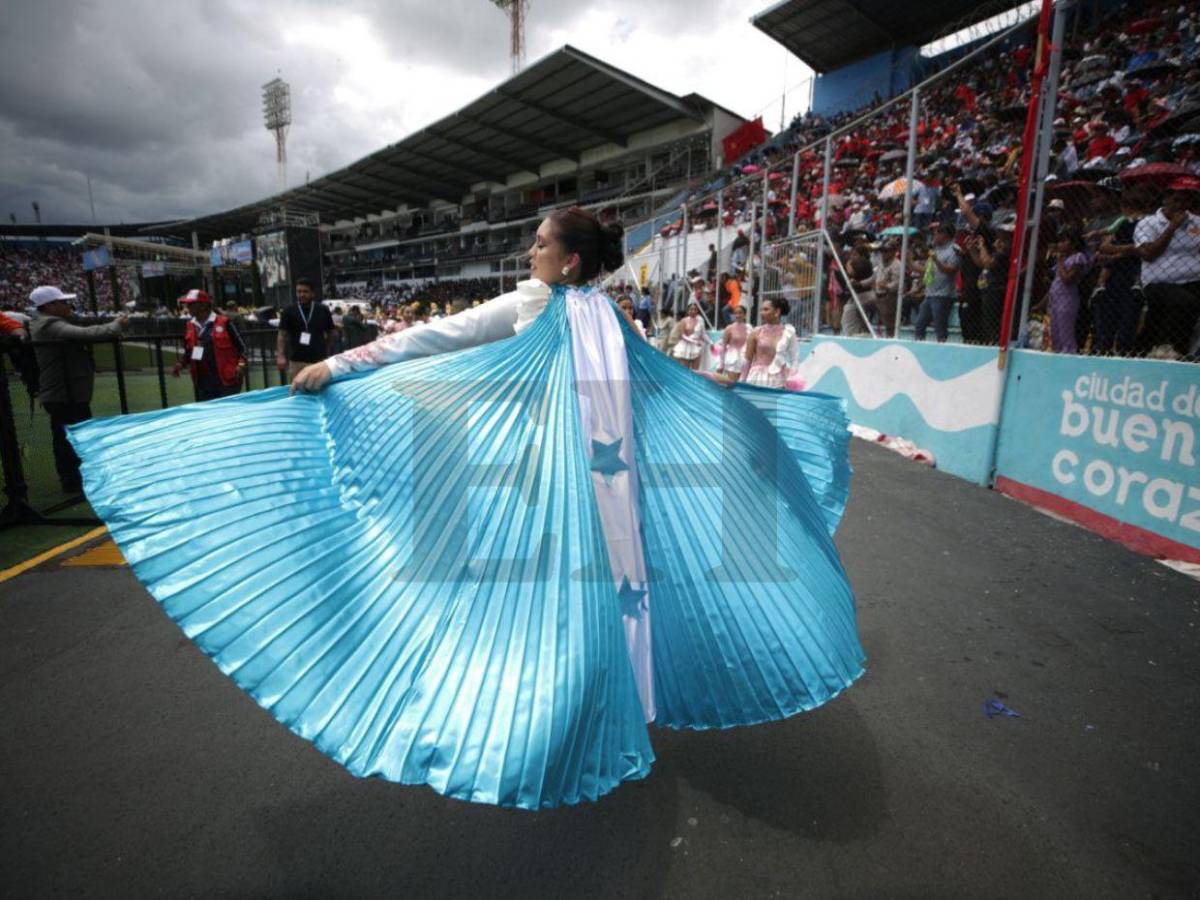Capa bicolor y belleza destacan a la palillona Loany Alonzo Álvarez del Instituto Técnico Honduras
