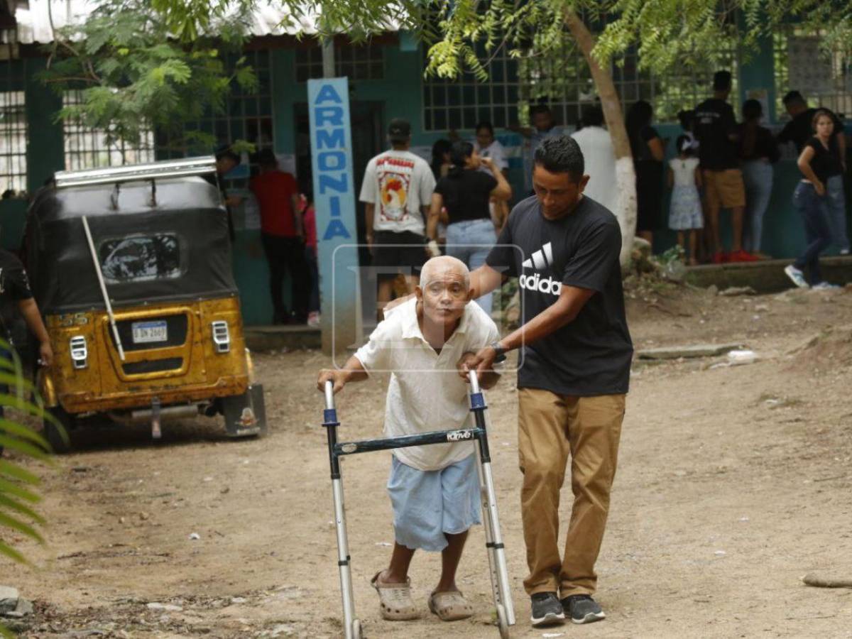 No hay límites cuando se trata de la democracia: jóvenes y adultos mayores acudieron a las urnas