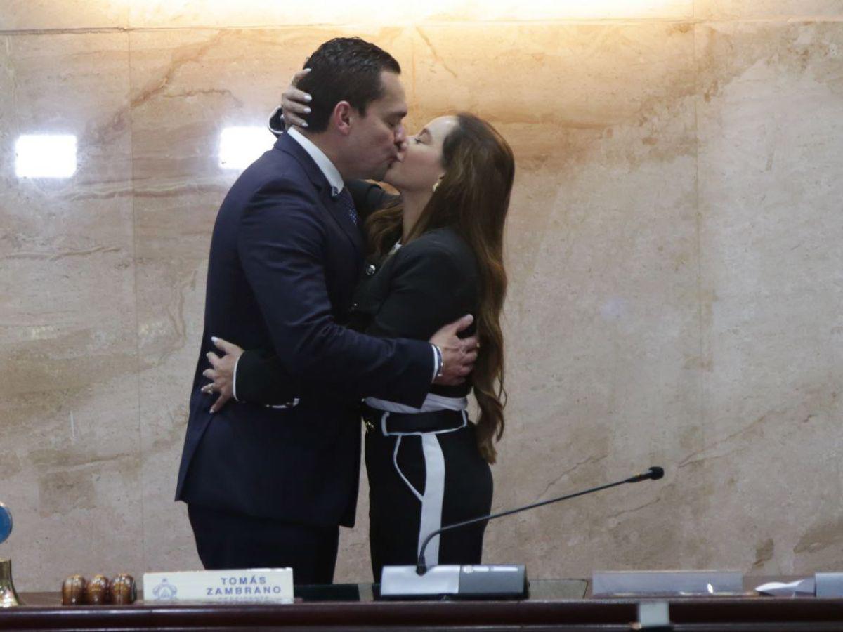 Con un romántico beso: esposa de Tomás Zambrano lo felicita tras asumir la presidencia del CN