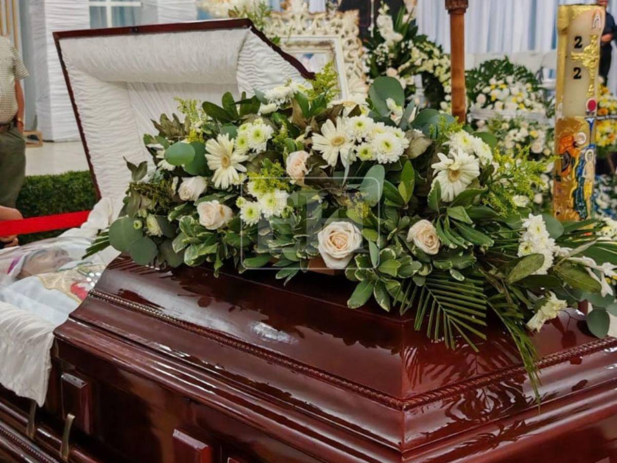 Feligreses se despiden de monseñor Teodoro Gómez en su velatorio en Choluteca