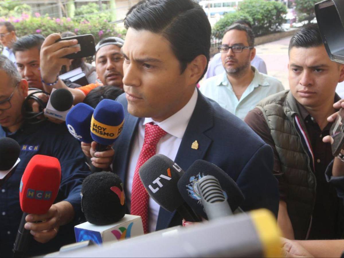 Marlon Ochoa comparece ante la comisión especial del Congreso Nacional Marlon Ochoa comparece ante la comisión especial del Congreso Nacional