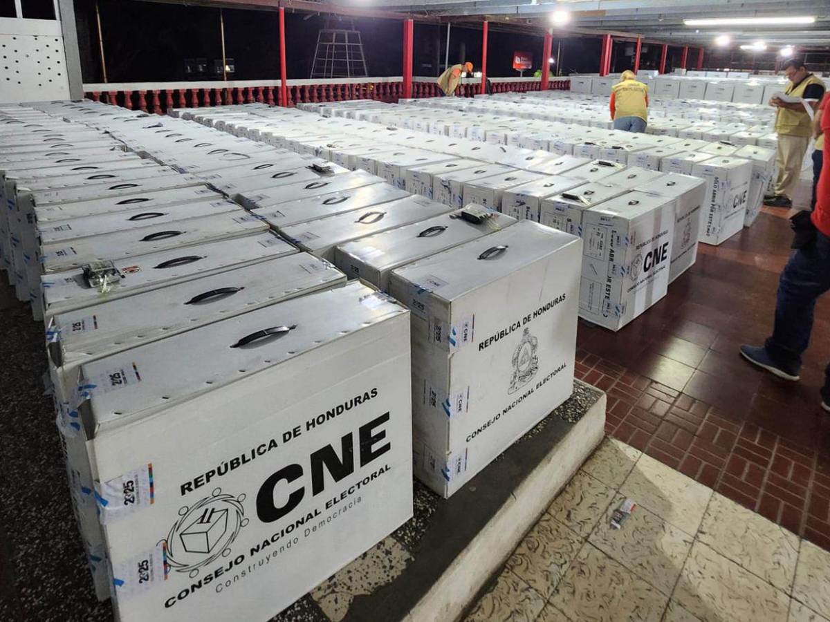 Continúa la distribución de material electoral en los diferentes centros de Cortés