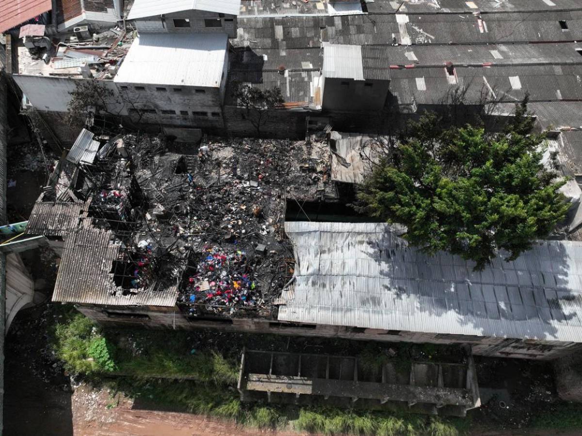Vista aérea del desastre provocado por incendio en mercado aledaño a Las Américas