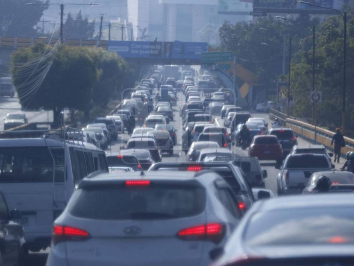 Tráfico vehicular en bulevar Fuerzas Armadas sofocan a capitalinos este jueves