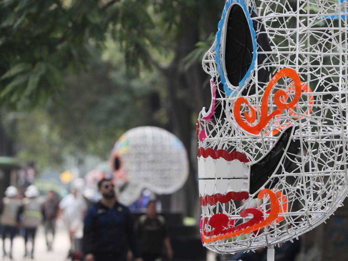 Gigantescas obras de arte llenan de vida Ciudad de México para el Día de Muertos