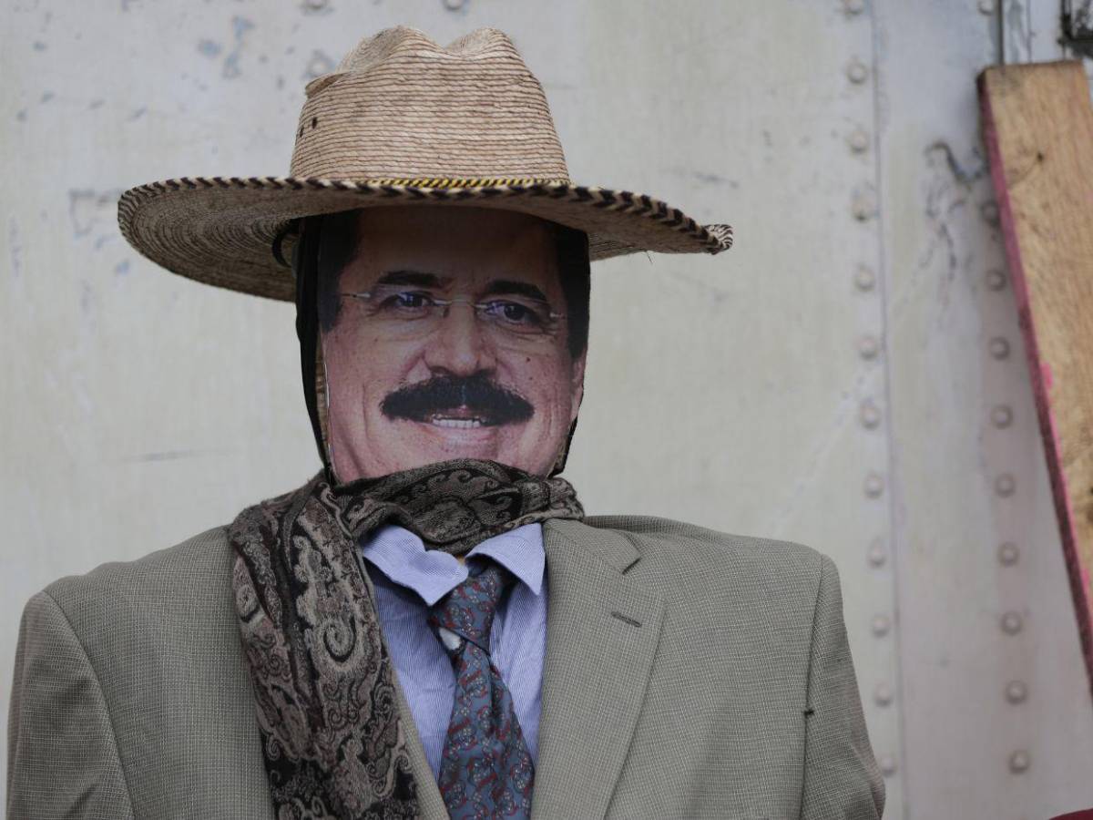 Figuras de líderes políticos dominan los tradicionales años viejos de Tegucigalpa