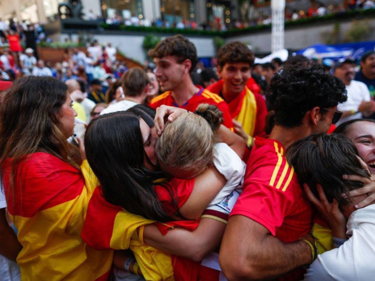 Lágrimas de felicidad y algarabía en las calles: así celebra España su segunda Copa del Mundo
