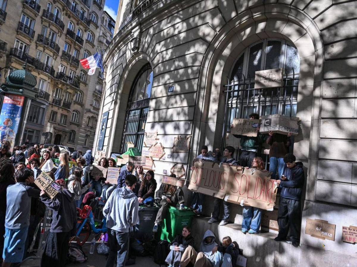 Saqueo de un instituto y choques con la Policía marcan protestas en Francia