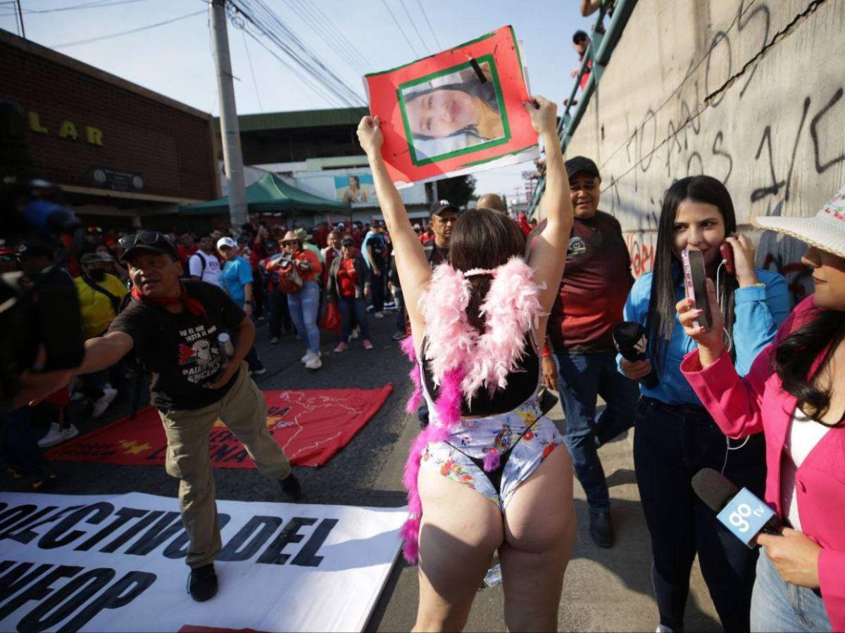En traje de baño y exigiendo justicia por las mujeres: hondureña marcha este Día del Trabajador