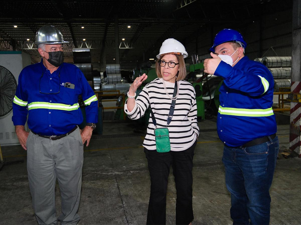 <i>Recorrido de Rebeca Santos, presidenta del BCH, en las instalaciones de Alutech en Choloma, Cortés.</i>