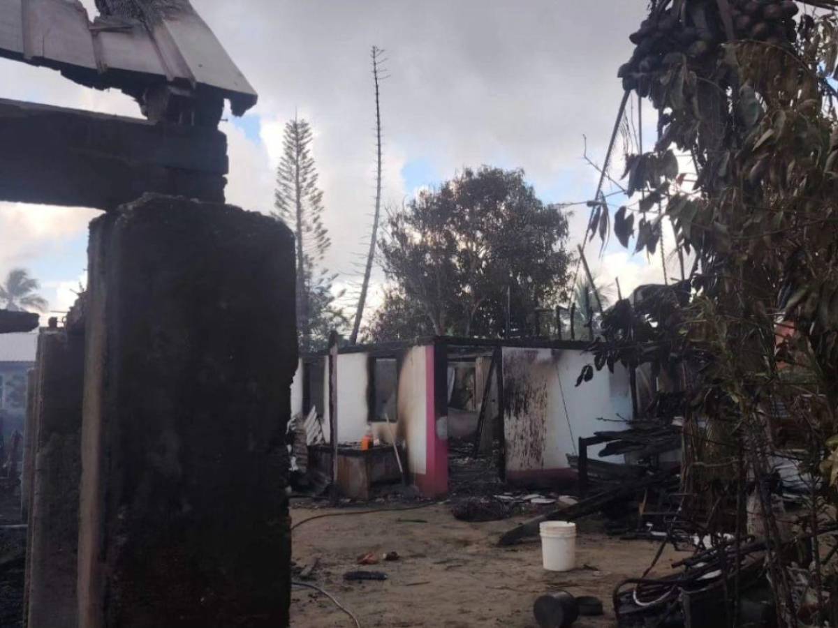 En fotos: el alcance de los daños a viviendas por potente incendio en Guanaja