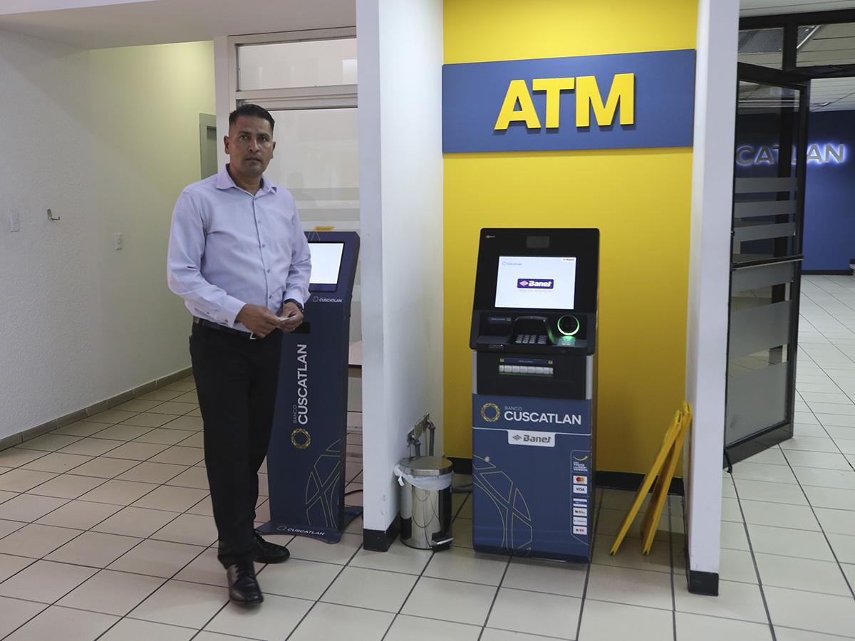 <i>Banco Cuscatlán cuenta con varios canales de servicio entre ellos los modernos ATMs que permiten realizar múltiples transacciones.</i>