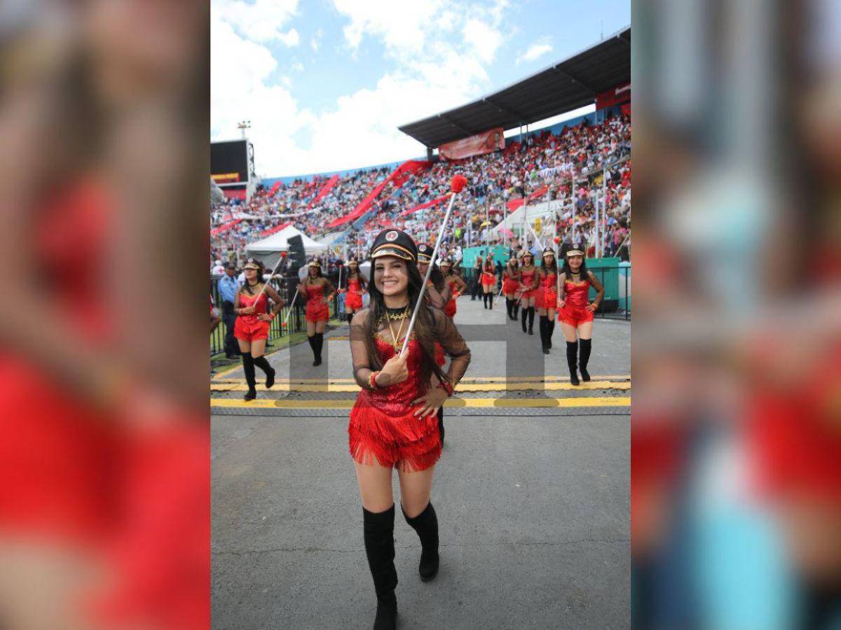 Por segunda vez, Michelle Sánchez vuelve a robar suspiros en los desfiles patrios