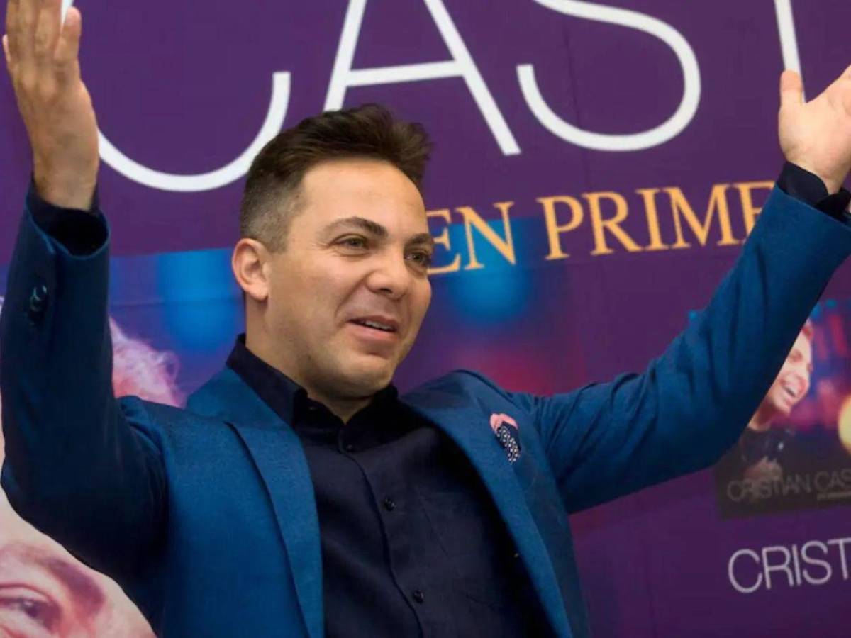 Cristian Castro demuestra que nunca es tarde: se gradúa de preparatoria a los 51 años