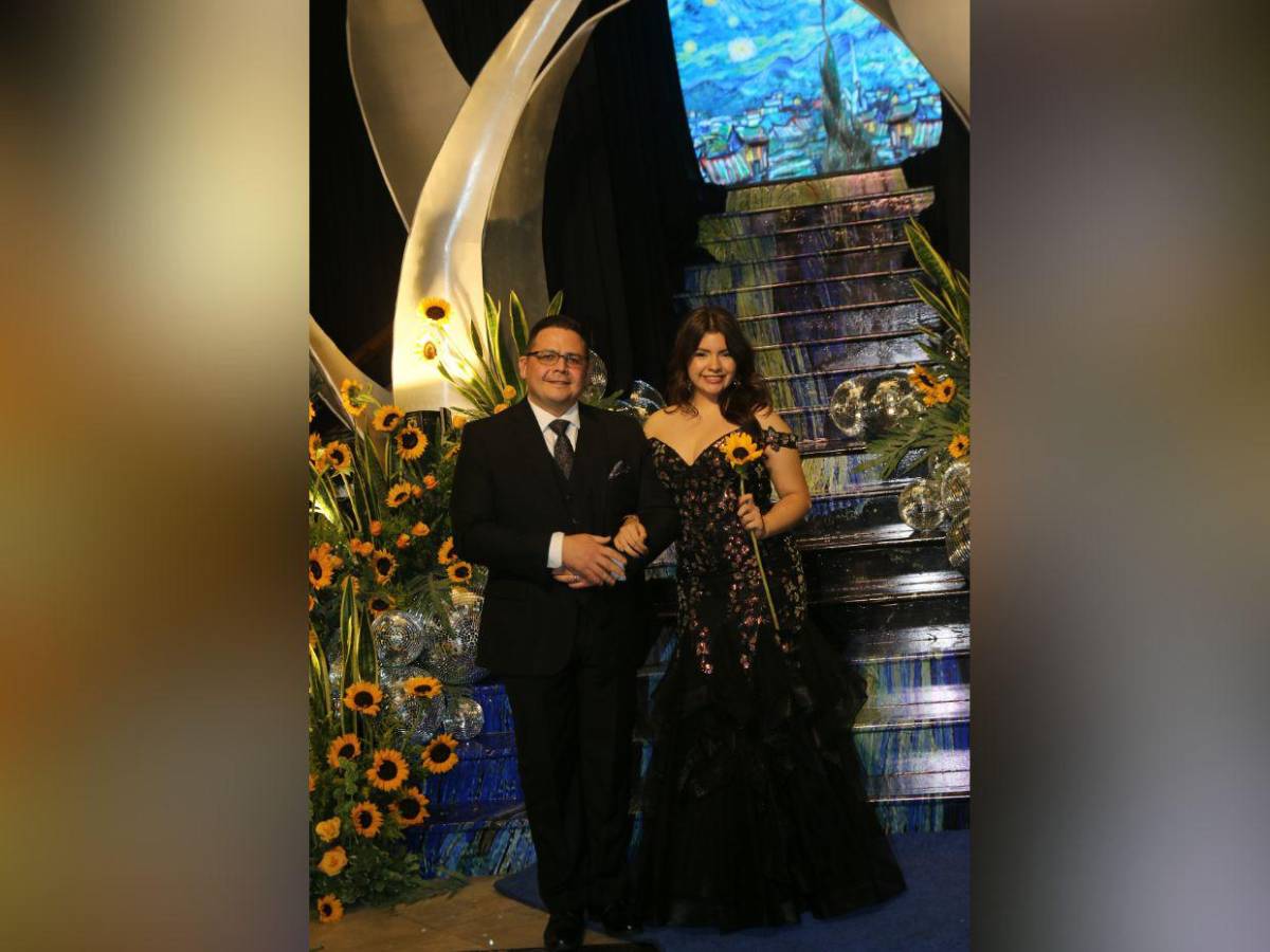 Desfile de los seniors 2025 de la Dowal School junto a sus padres