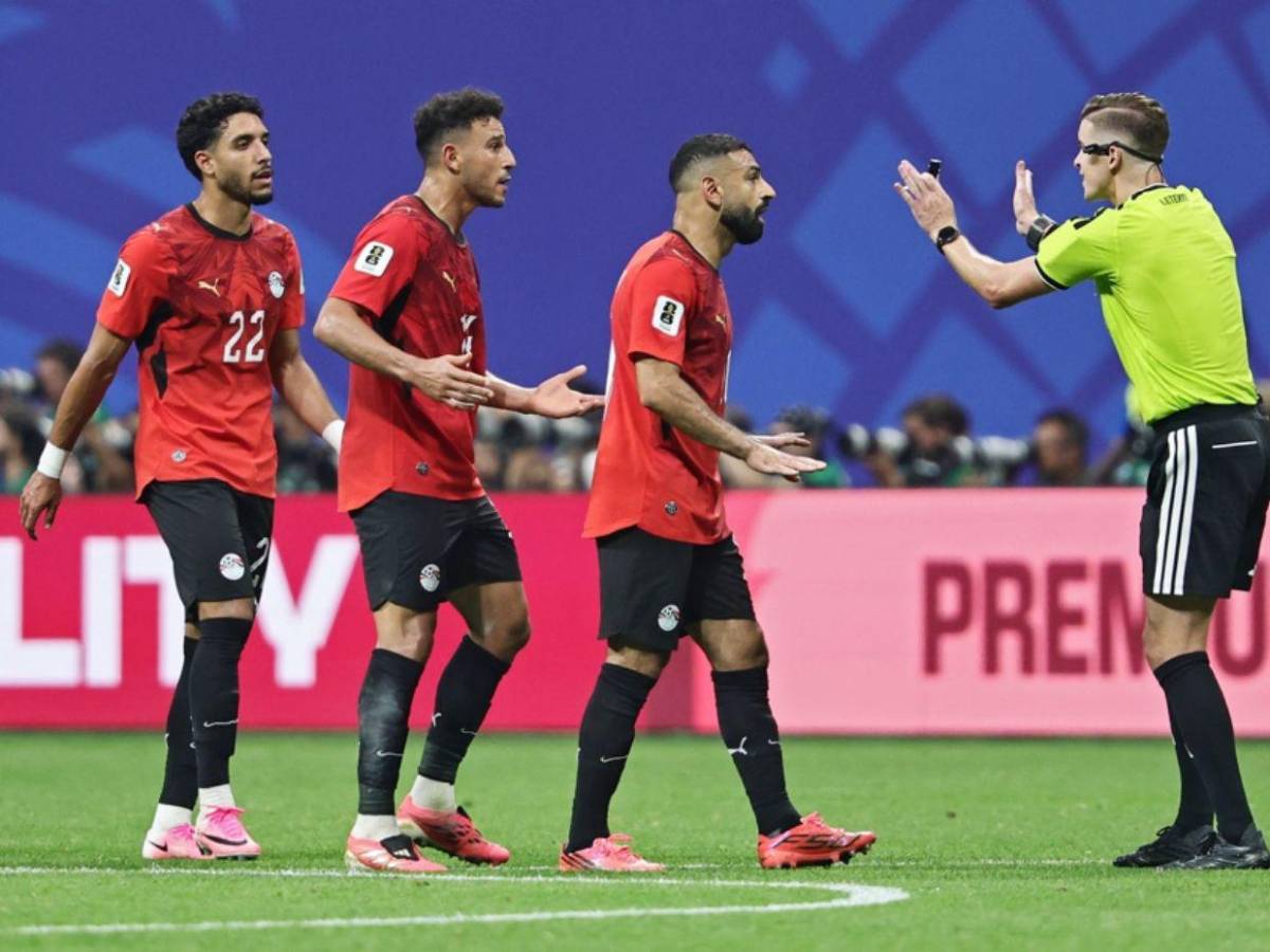 ¿Castigo o respaldo? La FIFA define el futuro del árbitro del Argentina-Egipto, tras ser señalado de amaño