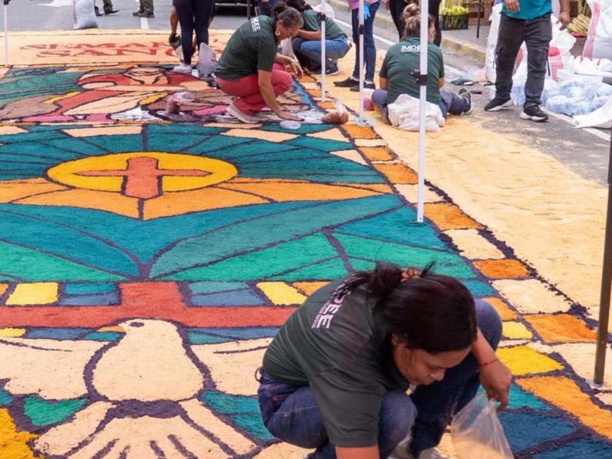 Fuertes lluvias destruyen coloridas alfombras elaboradas para la Semana Santa en SPS
