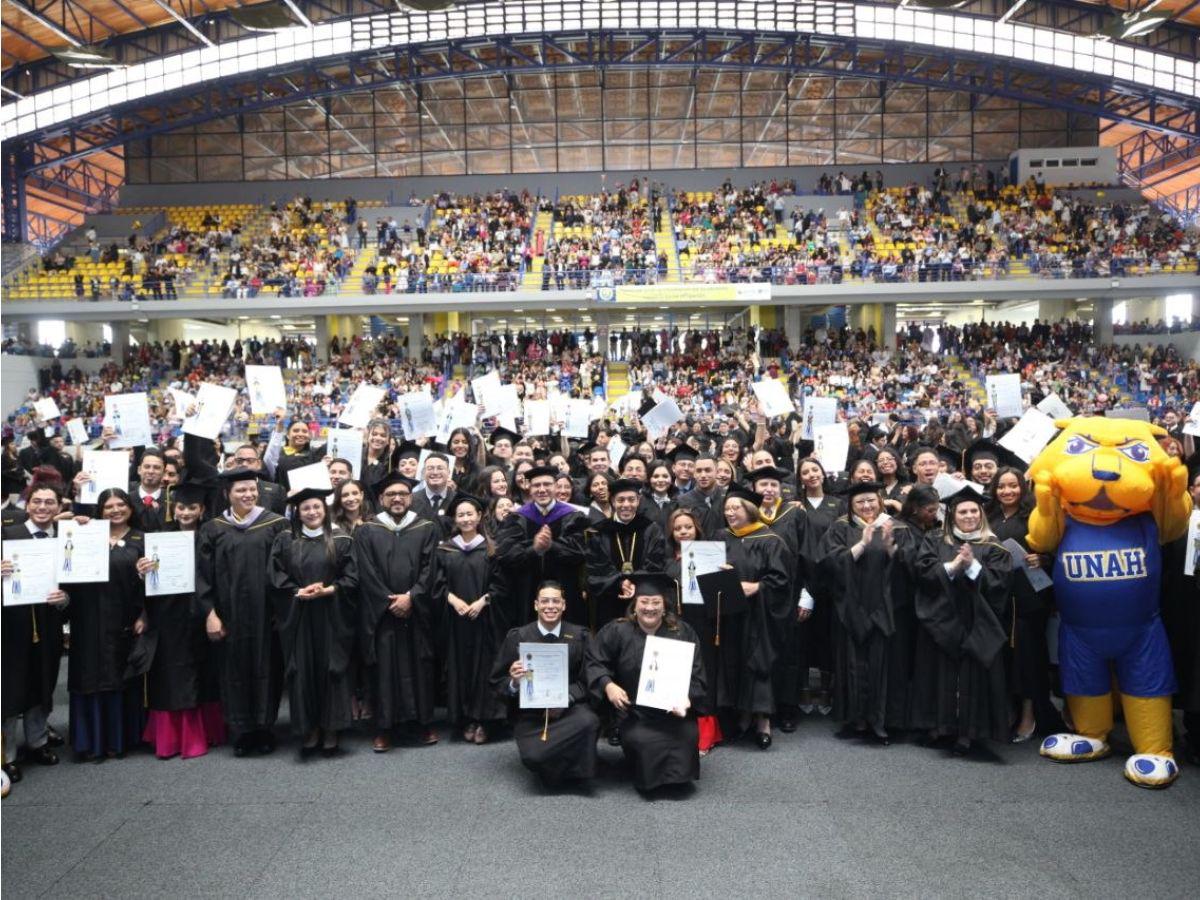 Celebraciones emotivas, orgullo y esfuerzo: más de 1,500 universitarios reciben su título